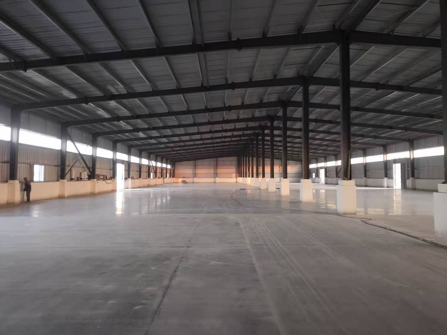 河北化工集團內(nèi)蒙分公司車間地坪固化施工收尾階段！